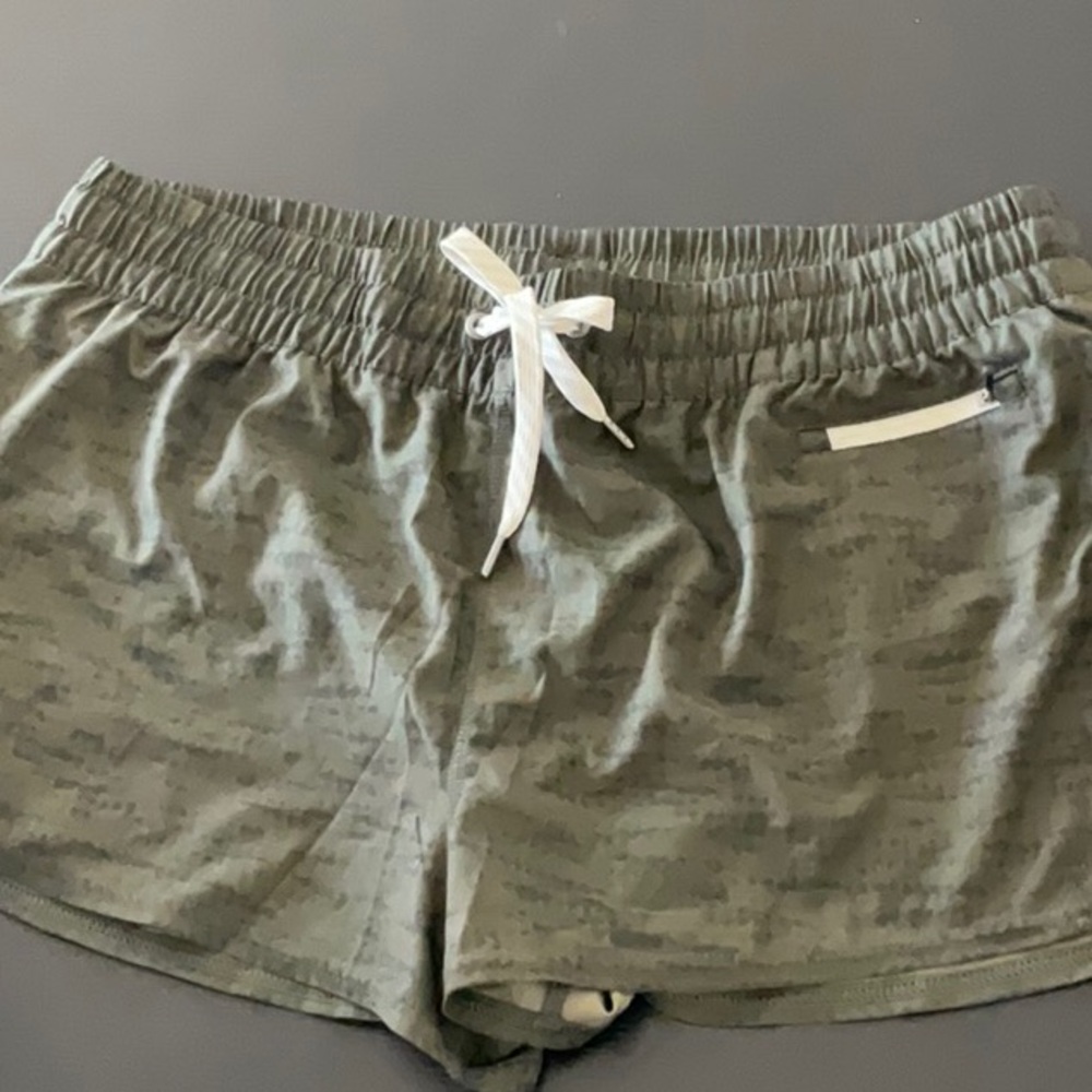 Vuori Clementine Shorts NWT - Oregano Slub